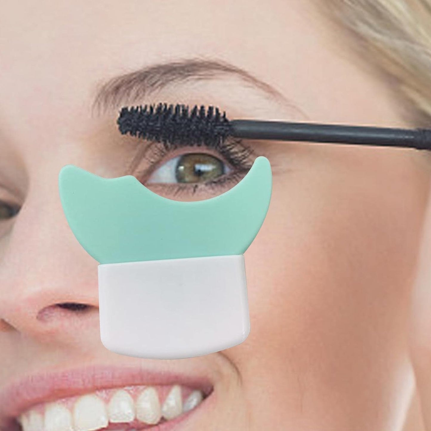 3 in 1 Multifunctional Eyelash Makeup Auxiliary Guard Tool, Applicator Guide Auxiliary Artifact Mascara Eyeliner Eye Shadow Painting Silicone Upper and Lower Bezel Tool (Pack of 1, White)